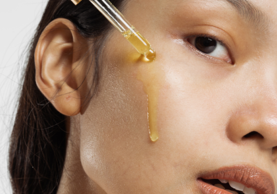 Soin pour le visage anti-âge fluide teinté SPF50+